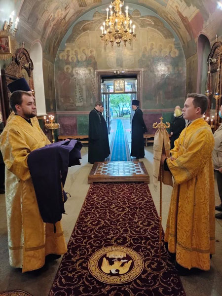 Управляющий Северным Викариатством епископ Наро-Фоминский Парамон совершил Божественную литургию в храме иконы Божией Матери «Знамение» в Аксиньино