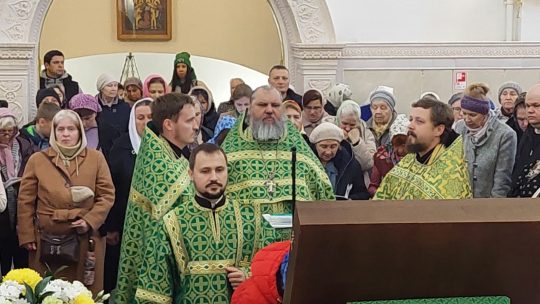 Клирики Знаменского храма приняли участие в чтении акафиста у мощей преподобного Сергия Радонежского