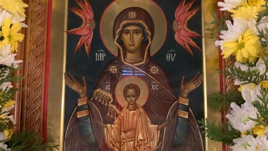 10 декабря 2022 года в храме иконы Божией Матери «Знамение» в Аксиньине торжественно отметили престольный праздник.