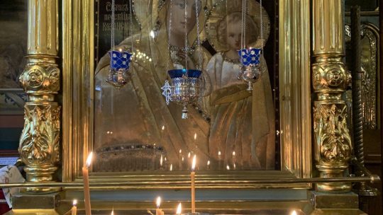 В храме иконы Божией Матери «Знамение» в Аксиньино и колокольне бывшего Казанского Головинского монастыря молитвенно встретили праздник Казанской иконы Божией Матери