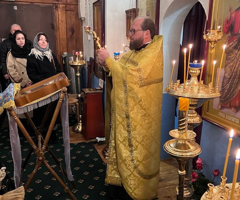 Новогодний молебен в колокольне бывшего Казанского Головинского монастыря