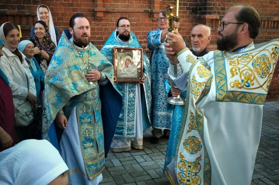 В колокольне бывшего Казанского Головинского монастыря молитвенно встретили праздник обретения Казанской иконы Божией Матери