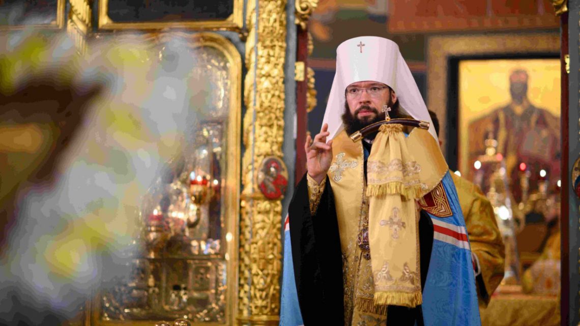 В канун дня памяти святых первоверховных апостолов Петра и Павла митрополит Волоколамский Антоний совершил всенощное бдение в храме иконы Божией Матери «Знамение» в Аксиньино