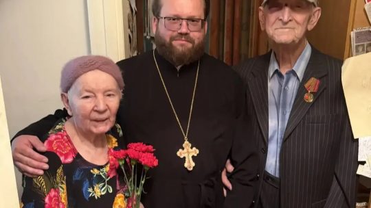Настоятель храма иконы Божией Матери «Знамение» в Аксиньино поздравил ветеранов и тружеников тыла с Днём Победы